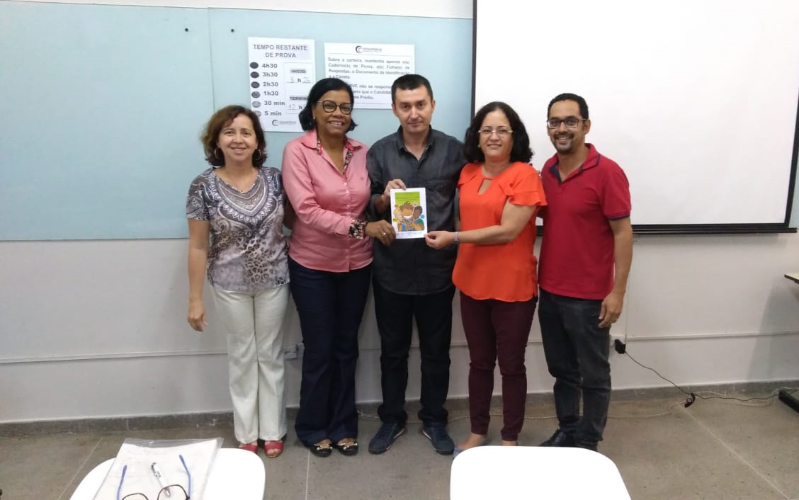 (esquerda p/ direita) Profª. Nedja Fernandes, Profª. Luciene Santos, Irivan Rodrigues, Profª. Márcia Barroso  e Prof. Cláudio Lima 