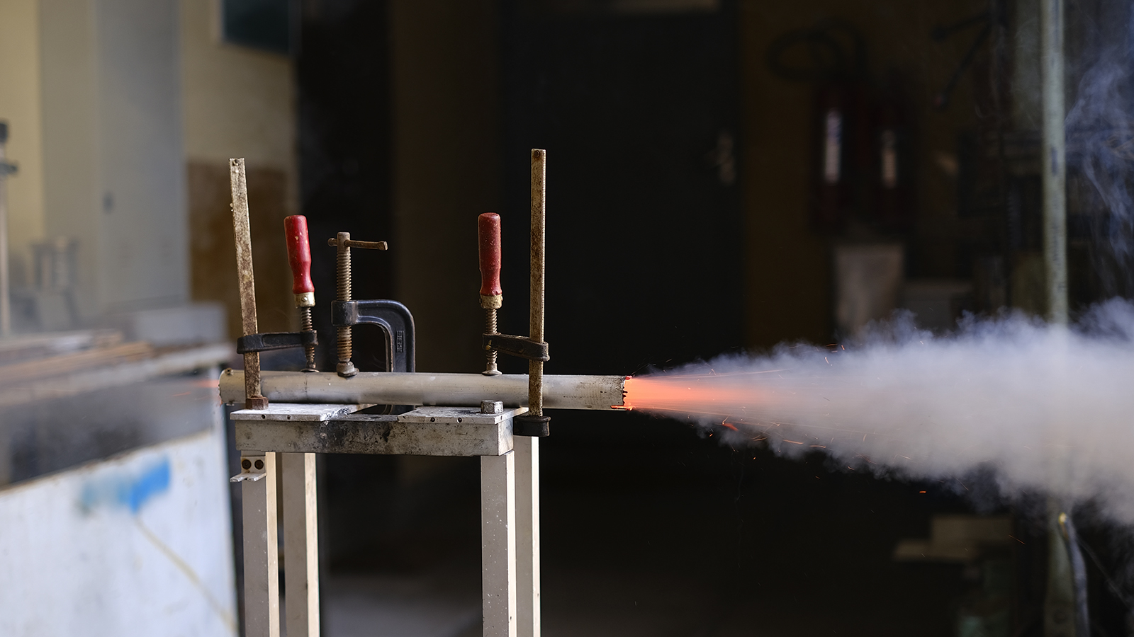 Os testes de queima (combustão) foram realizados em minifoguete cilíndrico.