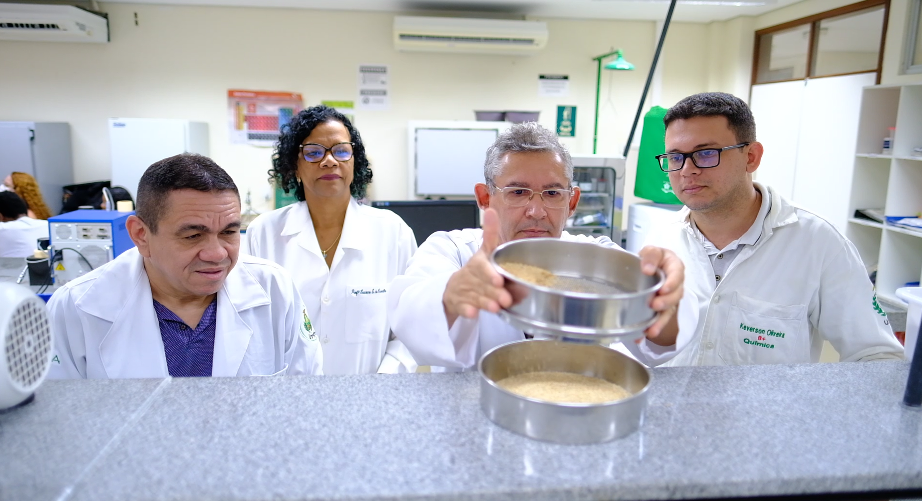 Parte dos pesquisadores em atividade no laboratório – Foto: Cícero Oliveira – Agecom/UFRN
